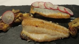 Recepta de cuina de Sorell a la planxa amb rave, albergínia escalivada i salsa tártara